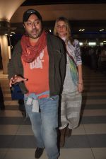 Vikram Chatwal arrives in India with gf in Mumbai Airport on 17th March 2012 (5).JPG